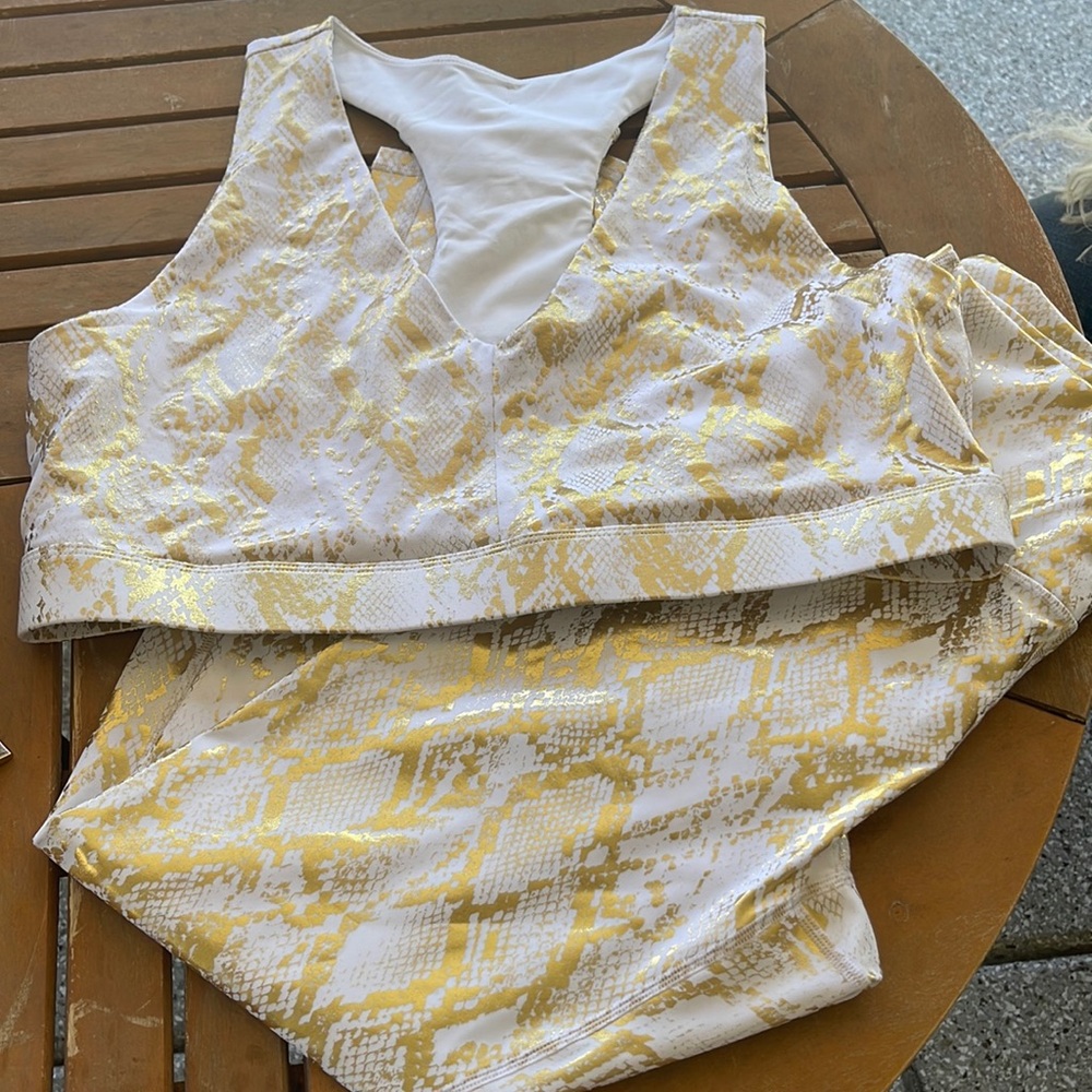 Set of leggings and sport bra
